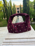 Aubergine Élise Bag – dameshandtas met zilveren studs van Gabianna Fashion, gefotografeerd in een elegante tuinomgeving