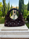 Chocolate Élise Bag – dameshandtas met zilveren studs van Gabianna Fashion, gefotografeerd in een elegante tuinomgeving